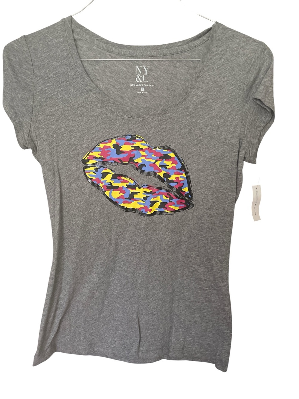 NEW YORK & COMPANY GRAY T-SHIRT WITH MULTI COLOR LIPS GRAPHIC